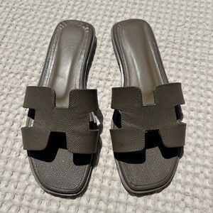Hermes Oran sandal in taupe. Size 39 euro.